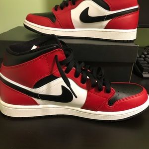 Jordan 1 mid Chicago toe Size 11